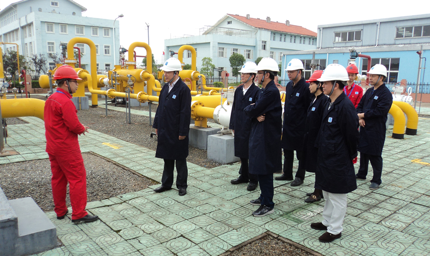 参观工艺区.jpg 参观工艺区.jpg