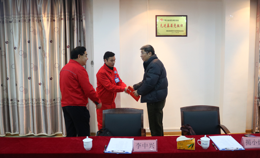 集团公司党委书记、董事长揭小健一行到高安公司慰问调研1_副本.jpg 集团公司党委书记、董事长揭小健一行到高安公司慰问调研1_副本.jpg