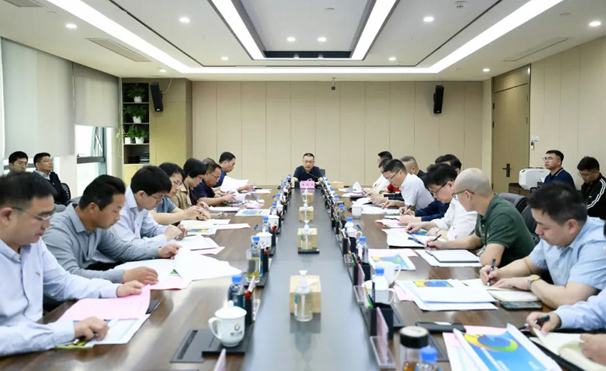 肖玉文在赣江控股集团调研并主持召开专题会.jpg 肖玉文在赣江控股集团调研并主持召开专题会.jpg