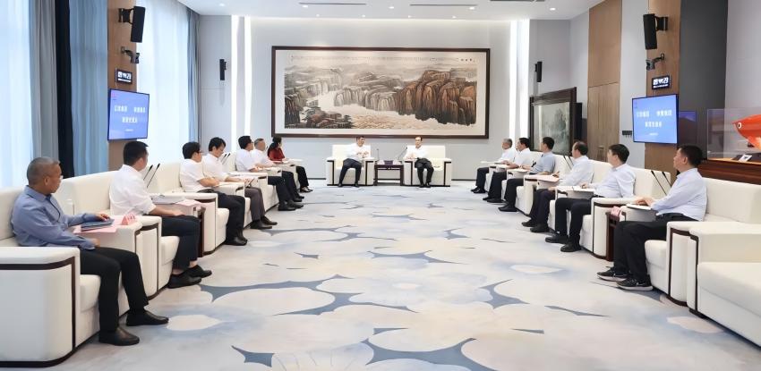 曾昭和一行到陕煤集团座谈交流.jpg 曾昭和一行到陕煤集团座谈交流.jpg